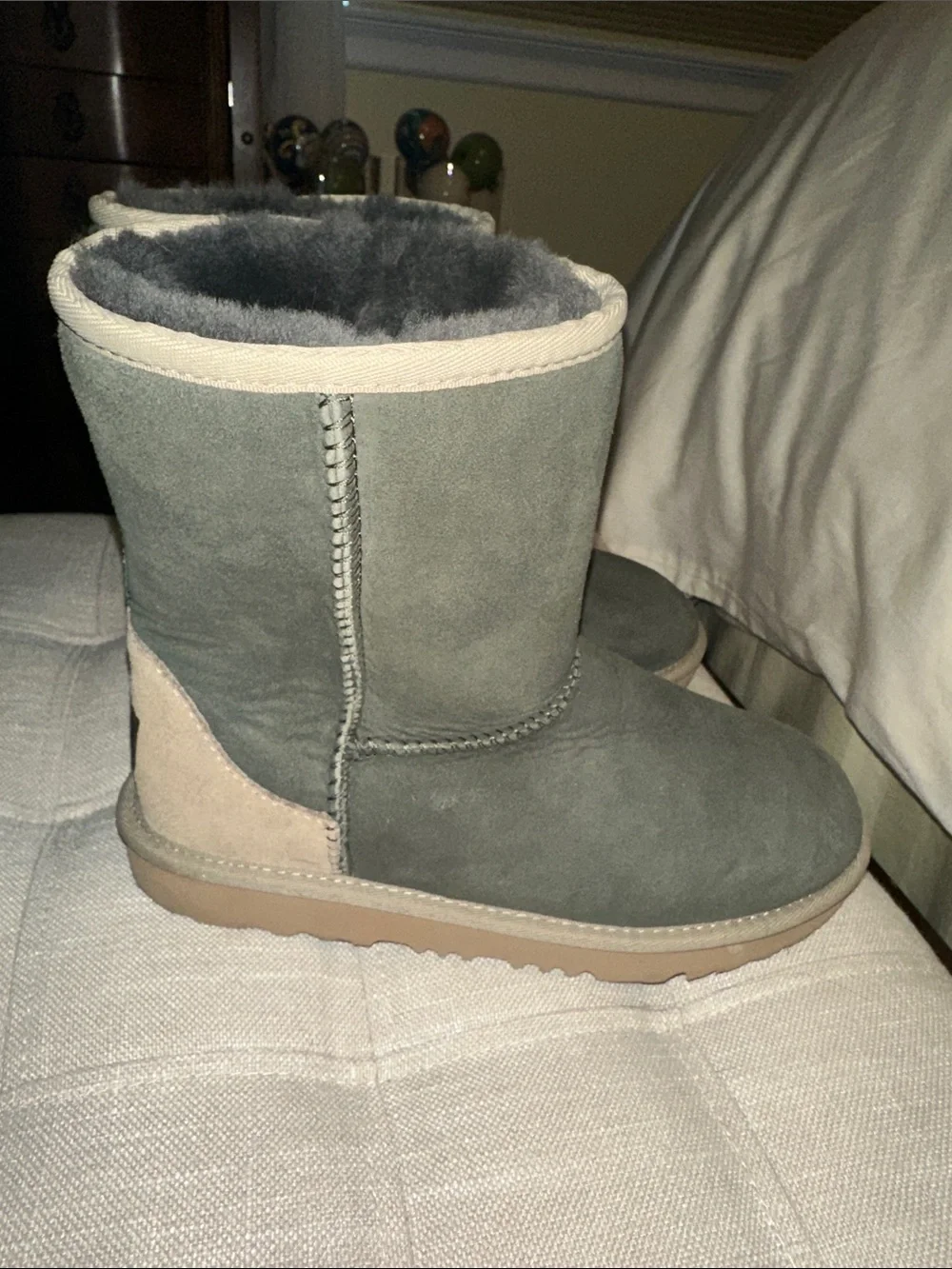 UGG  Kids Classic Short II Boots Worn Once Sz 4